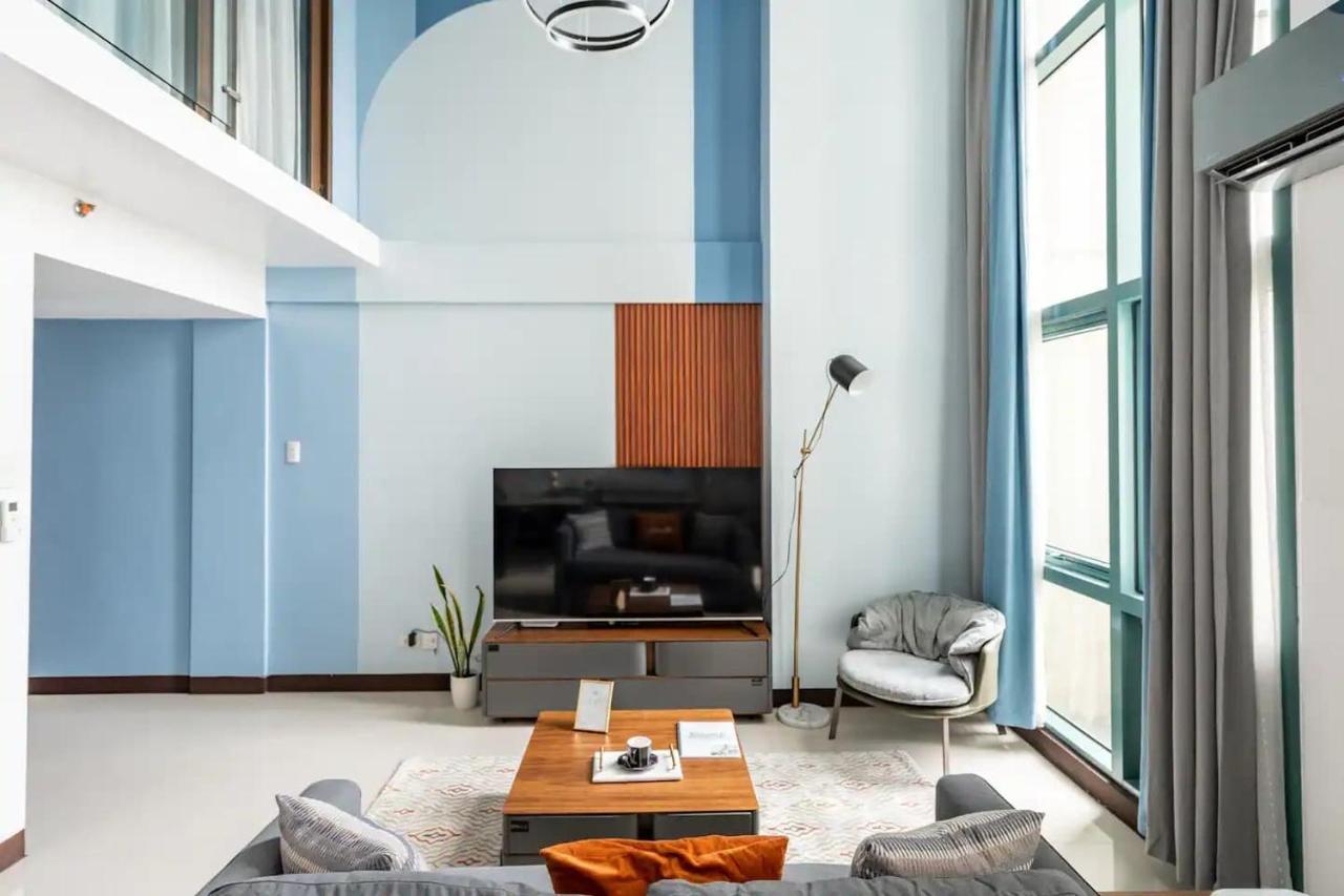 Modern Loft, 65 In Uhd Tv W Fast Wifi + Pool & Gym Apartment