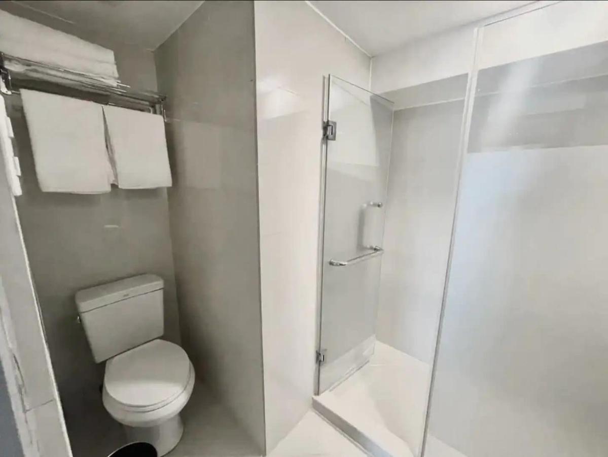 Apartment Modern Loft, 65 In Uhd Tv W Fast Wifi + Pool & Gym *