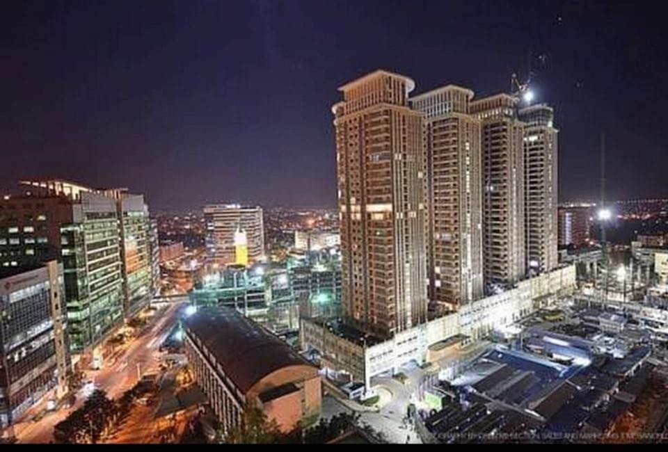 Morgan Bgc Shortwalk1 Venice Mall Free Pool Apartment Manila
