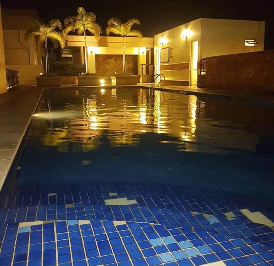 Morgan Bgc Shortwalk1 Venice Mall Free Pool Apartment Manila