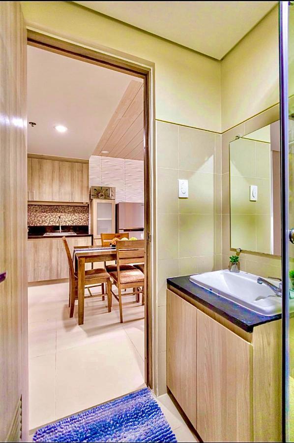 Urban Oasis: Prime With Airport Convenience Apartment *