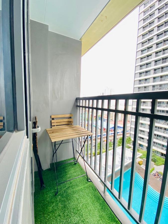 Cozy 1br With Netflix & Balcony Pool View Apartment