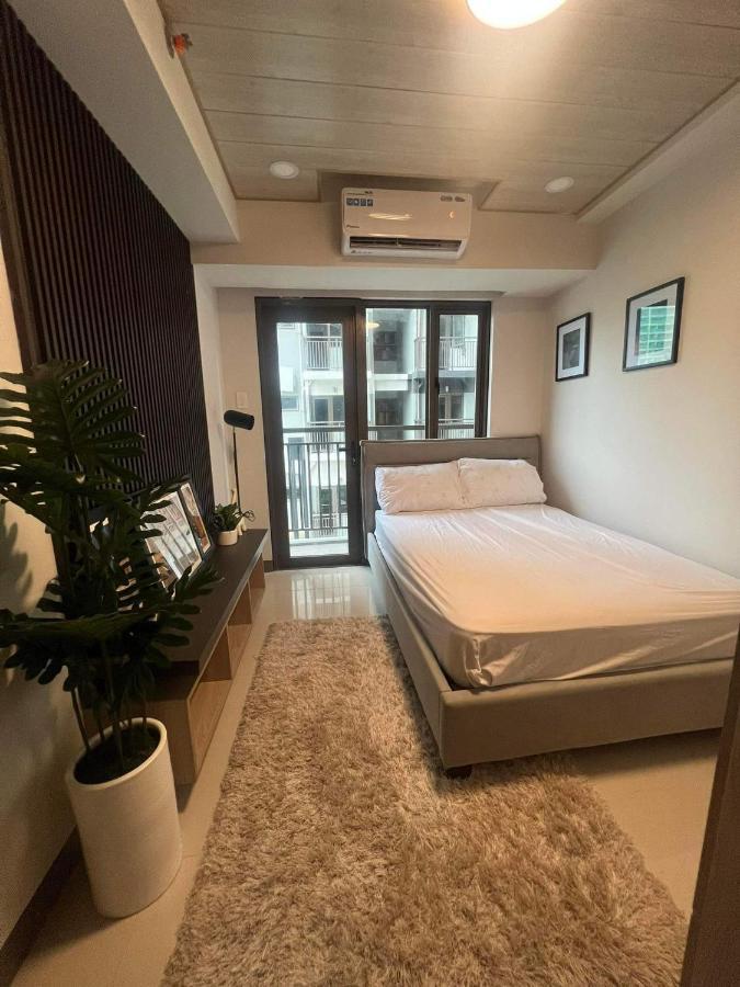 Urban Oasis: Prime With Airport Convenience Apartment *