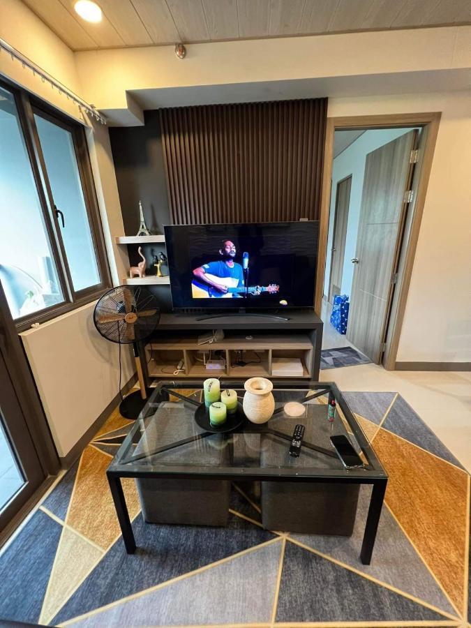 Urban Oasis: Prime With Airport Convenience Apartment *