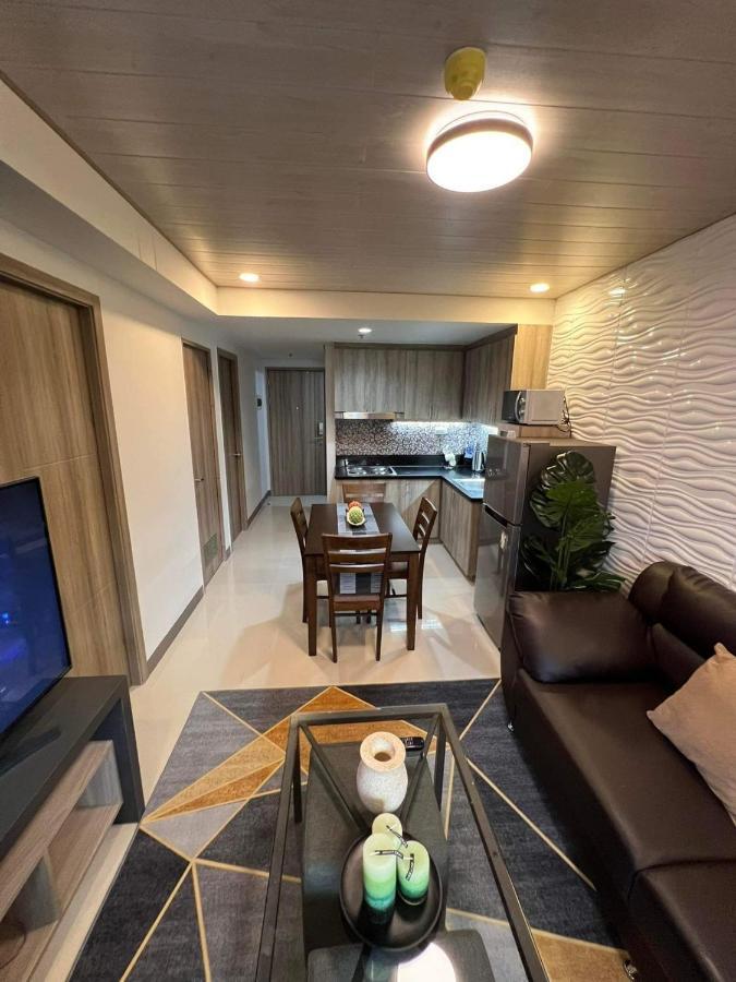 Urban Oasis: Prime With Airport Convenience Apartment *