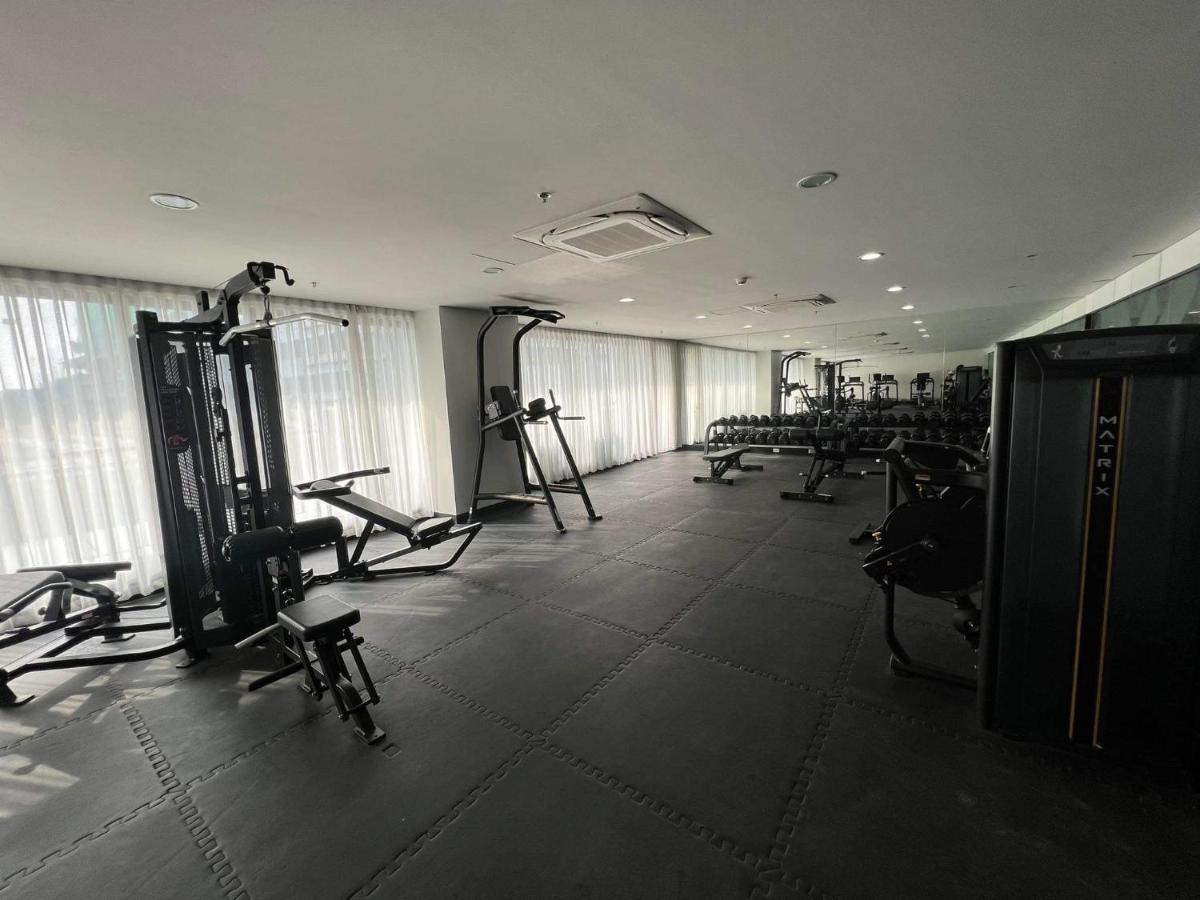 Apartment Urban Oasis: Prime With Airport Convenience