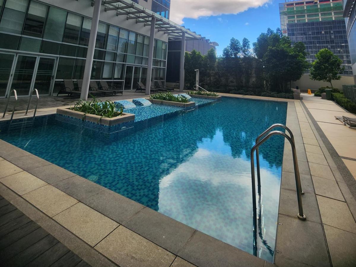 Apartment Pristine & Cozy At Uptown Mall Bgc Across Mitsukoshi With Free Parking *