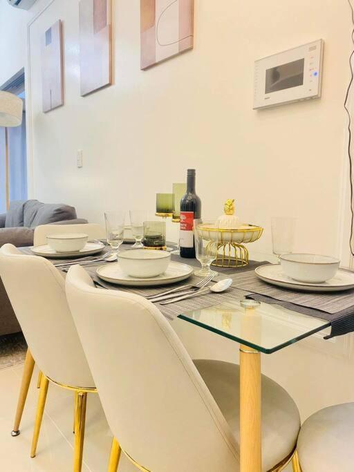 Uptown Parksuites Tower 2 *