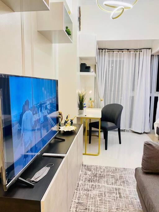 Uptown Parksuites Tower 2 *