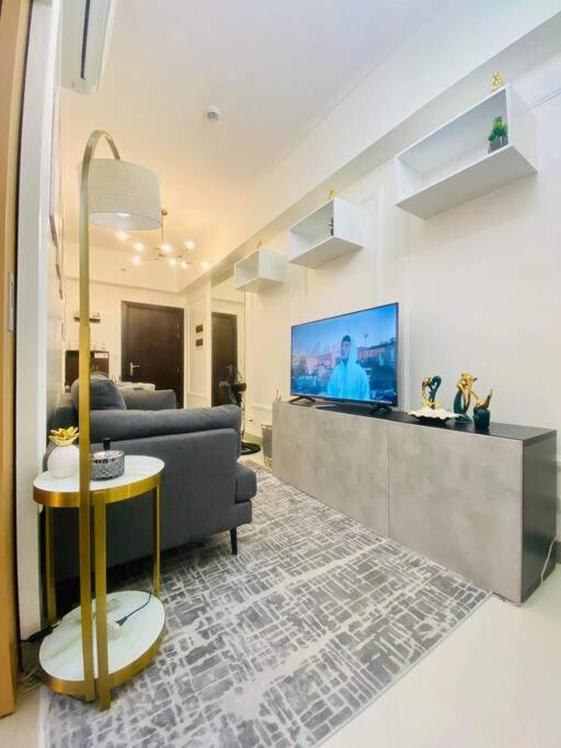 Uptown Parksuites Tower 2 Apartment Manila
