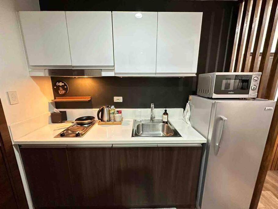 Apartment Modern Classic 1 Bedroom Air Residences Makati *