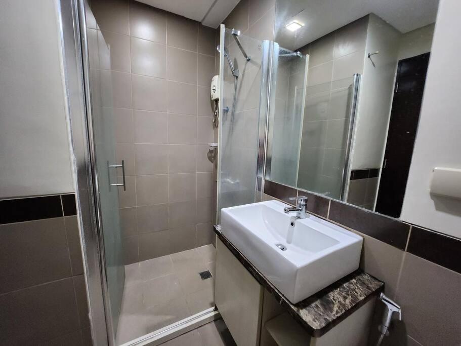 1br W/balcony Gorgeous Bay Sunset And Yacht Club View Apartment Manila
