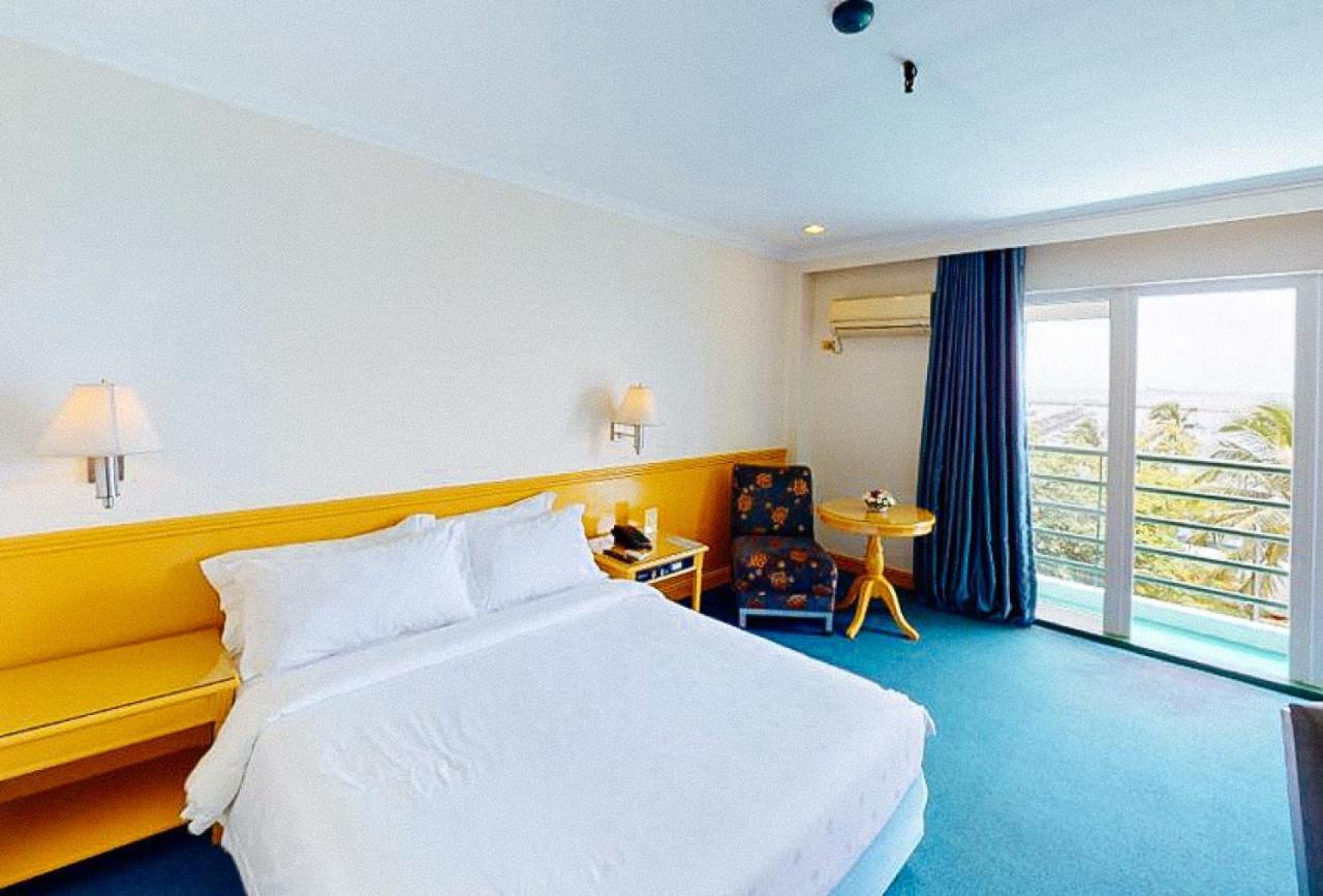 Aloha Roxas Boulevard Hotel 3*