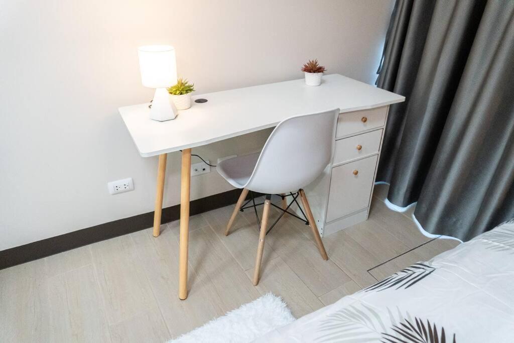 A2j Luxury 2br Bgc Uptown Near Uptown Mall * Manila