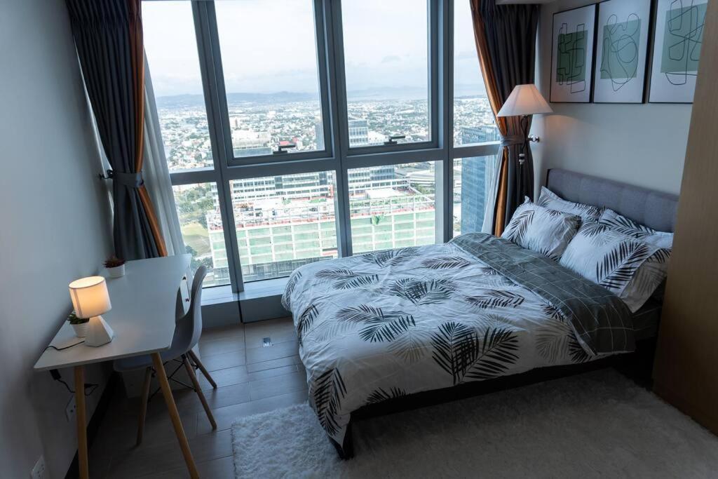 A2j Luxury 2br Bgc Uptown Near Uptown Mall *