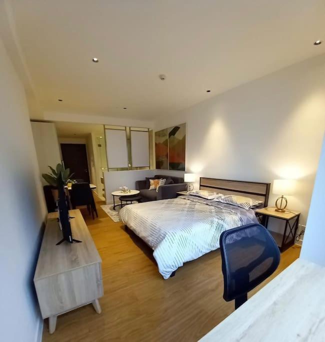 Lovely In Novotel Suites, Metro Apartment