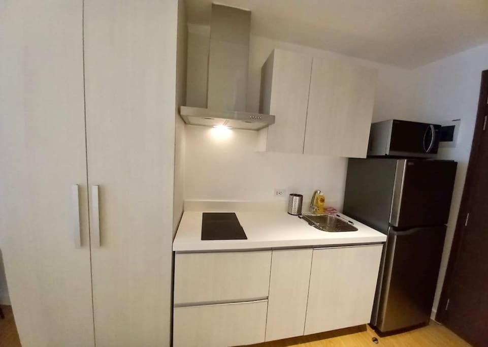Lovely In Novotel Suites, Metro Apartment *