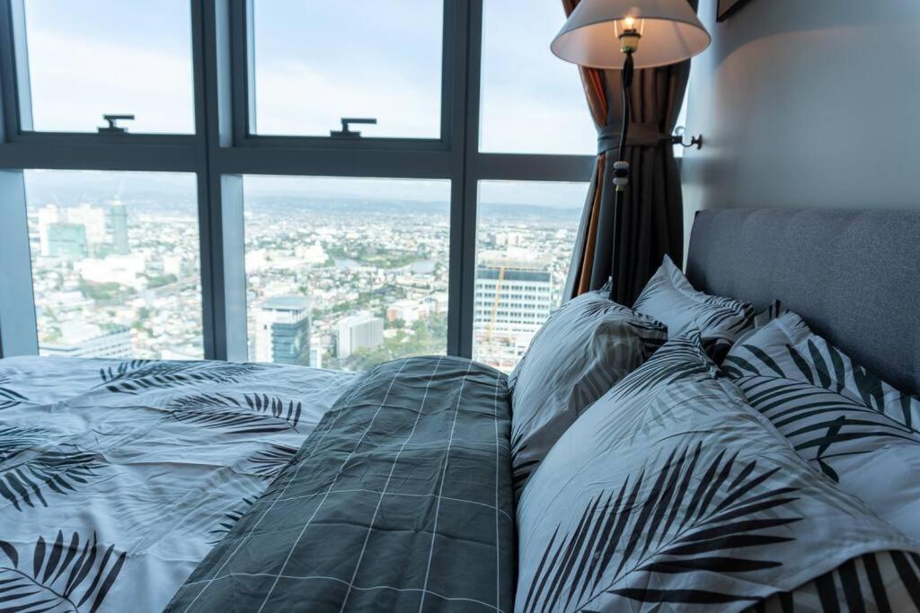 A2j Luxury 2br Bgc Uptown Near Uptown Mall