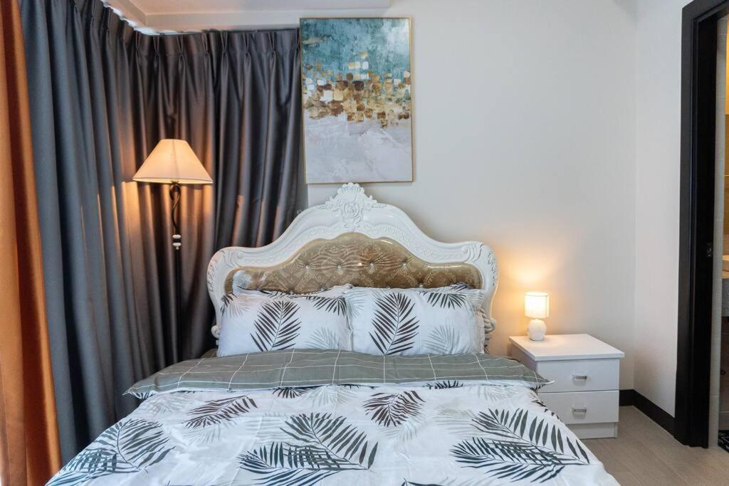 A2j Luxury 2br Bgc Uptown Near Uptown Mall *