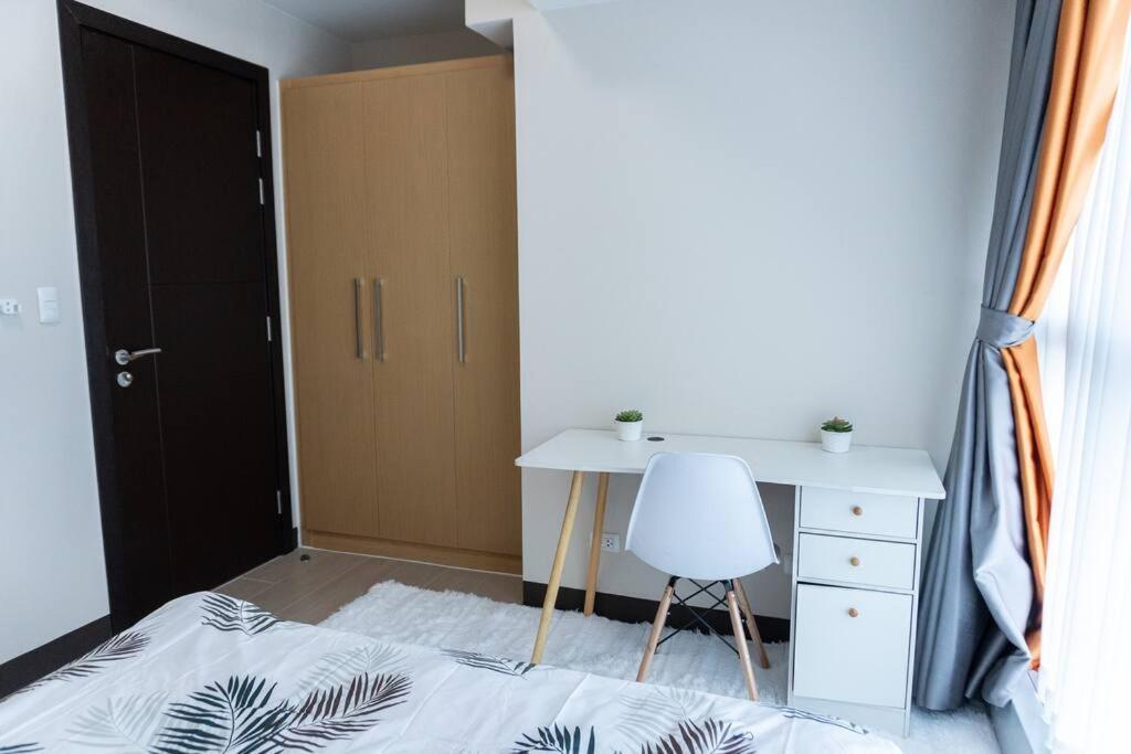 A2j Luxury 2br Bgc Uptown Near Uptown Mall *