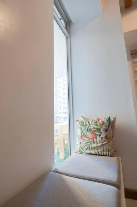 A2j Luxury 1br Balcony Venice Near Malls Apartment Manila