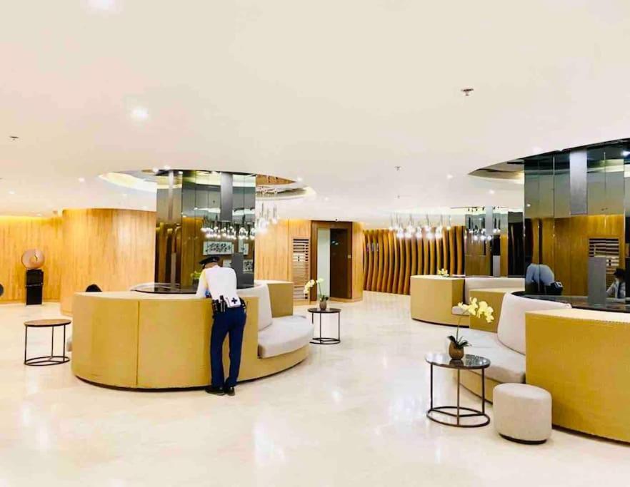 Apartment Mall Of Asia-p00l Fr0nt- New 1 Bedroom With Balc0ny At Sh0re2 Manila