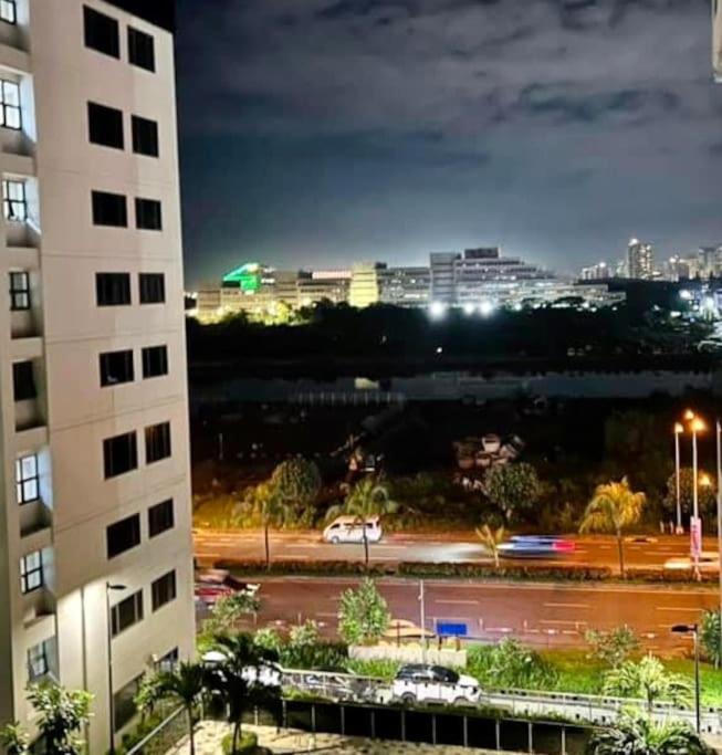 Mall Of Asia-p00l Fr0nt- New 1 Bedroom With Balc0ny At Sh0re2 Apartment Manila