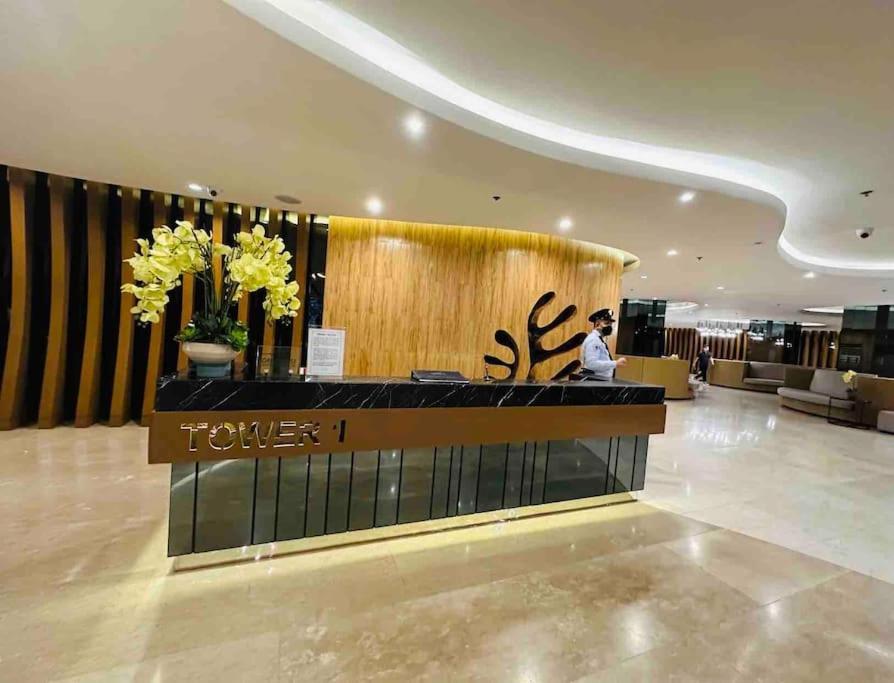 Apartment Mall Of Asia-p00l Fr0nt- New 1 Bedroom With Balc0ny At Sh0re2 Manila