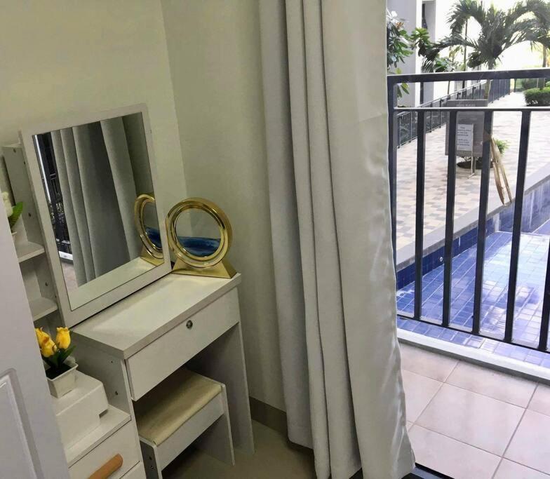 Apartment P00l Fr0nt With Balc0ny - New C0nd0 At Shore 2 Mall Of Manila