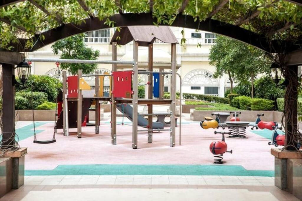 Cozy 2-bedroom In The Venice Luxury Residences * Manila