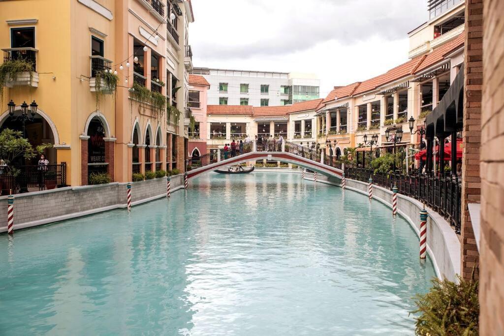 Cozy 2-bedroom In The Venice Luxury Residences * Manila