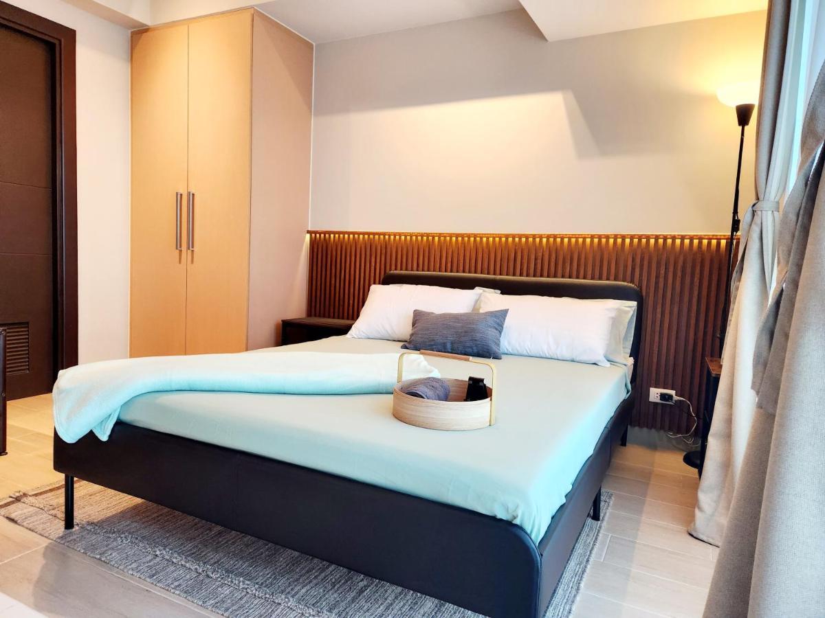 Apartment Pristine & Cozy At Uptown Mall Bgc Across Mitsukoshi With Free Parking
