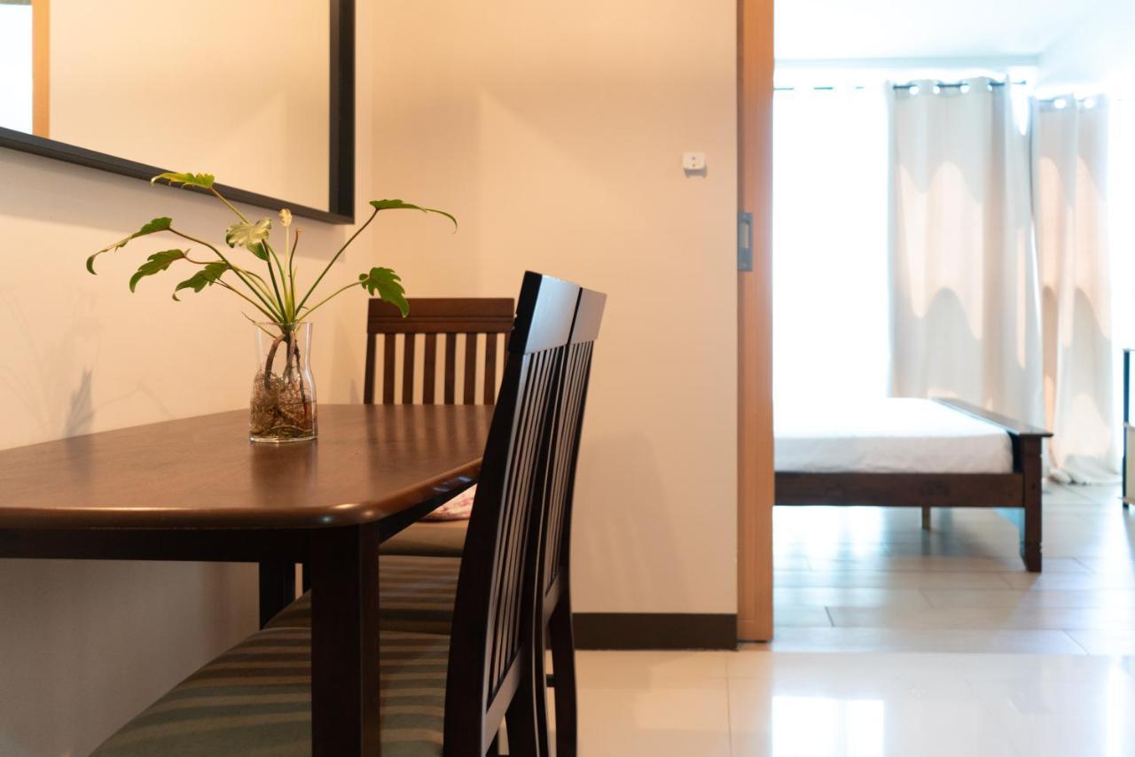 Uptown Parksuites Tower 1 Bgc By Ph Staycation *