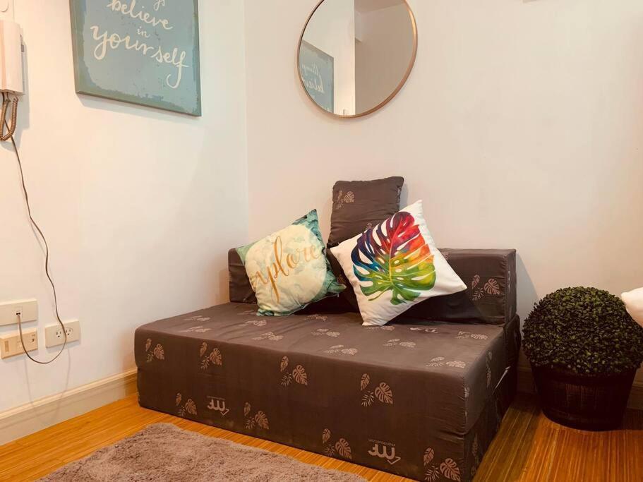 Retreat: Wi-fi, Netflix & Pool Access Near Bgc Apartment