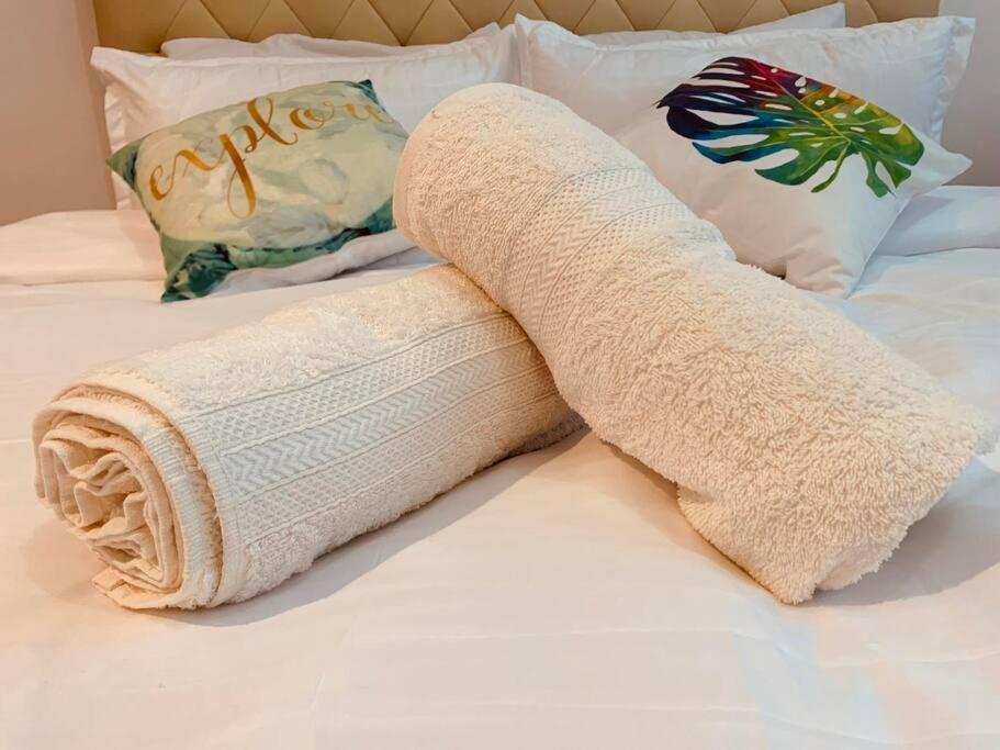 Retreat: Wi-fi, Netflix & Pool Access Near Bgc Apartment *