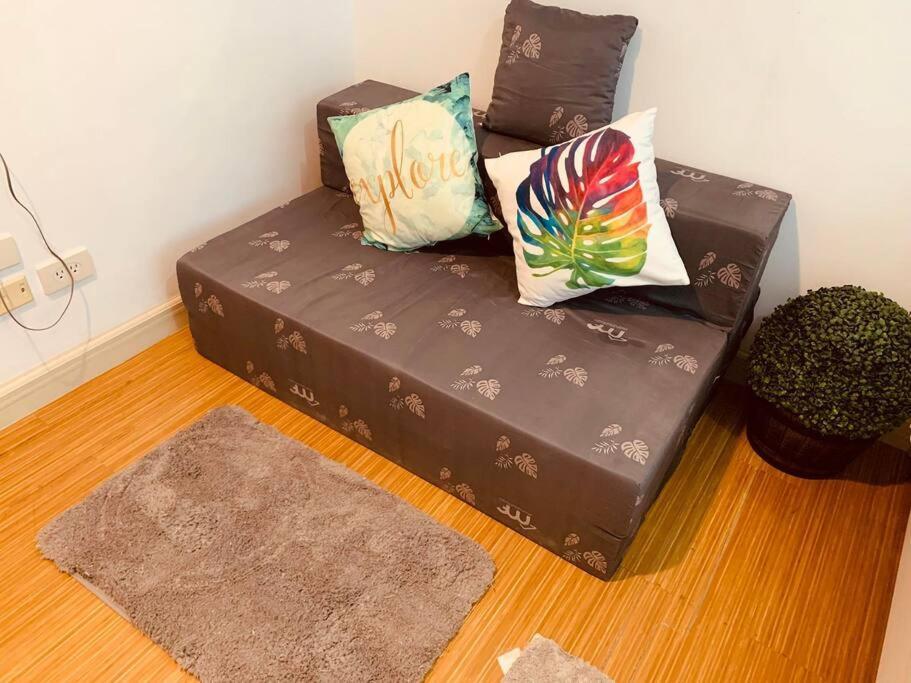 Apartment Retreat: Wi-fi, Netflix & Pool Access Near Bgc Manila