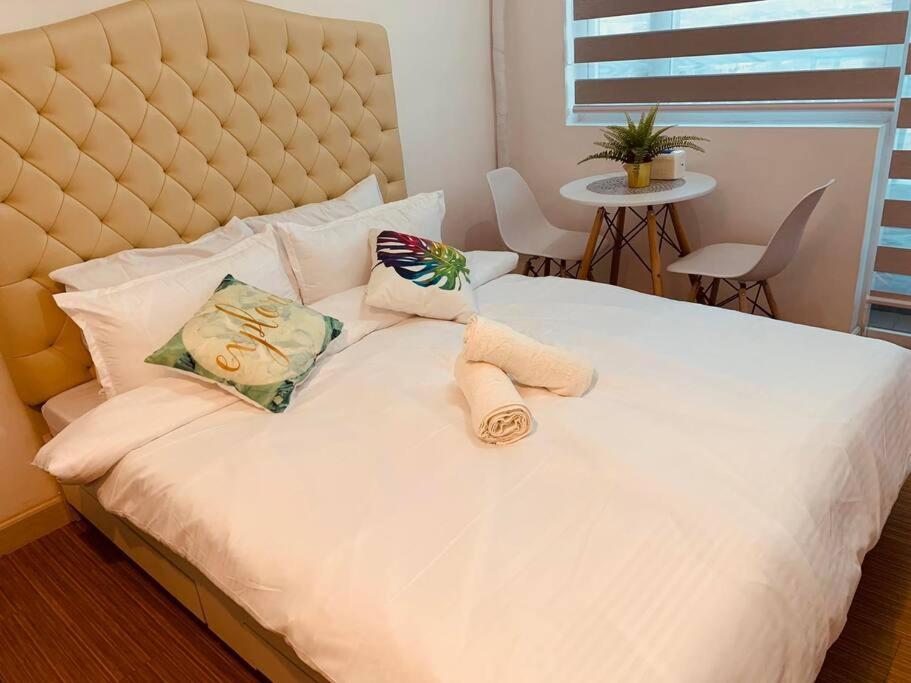 Retreat: Wi-fi, Netflix & Pool Access Near Bgc Apartment