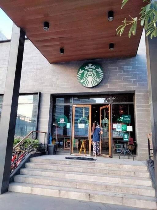 Apartment Retreat: Wi-fi, Netflix & Pool Access Near Bgc *
