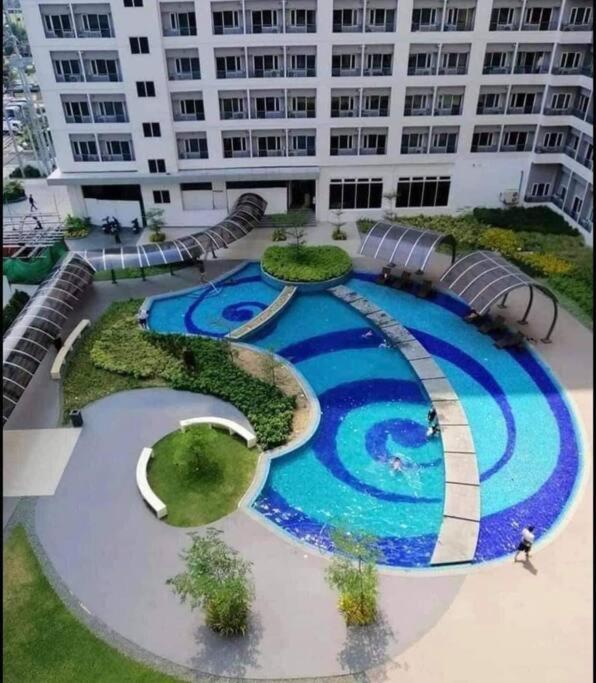 Apartment Retreat: Wi-fi, Netflix & Pool Access Near Bgc