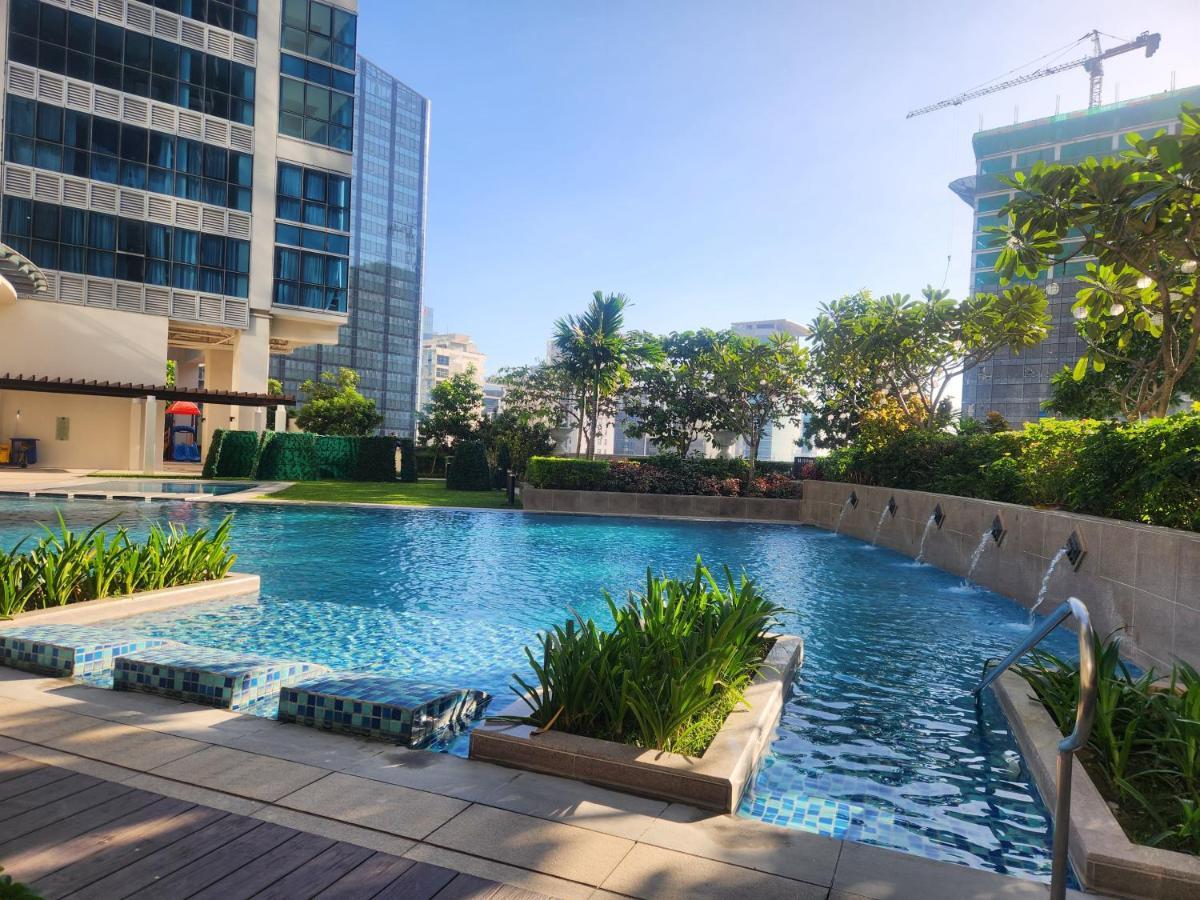 Apartment Pristine & Cozy At Uptown Mall Bgc Across Mitsukoshi With Free Parking