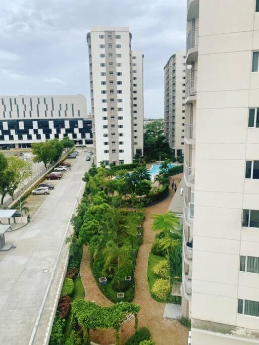 Sm Southmall 2br Unit With Mall View 709 *