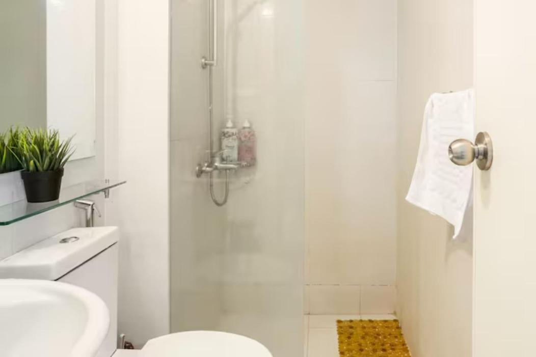 Sabrina's Crib 2br By Azure Residences Near Airport *