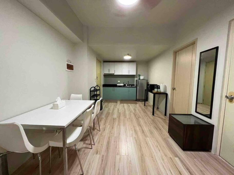 2 Bedroom Jazz Cozy At Deal! *