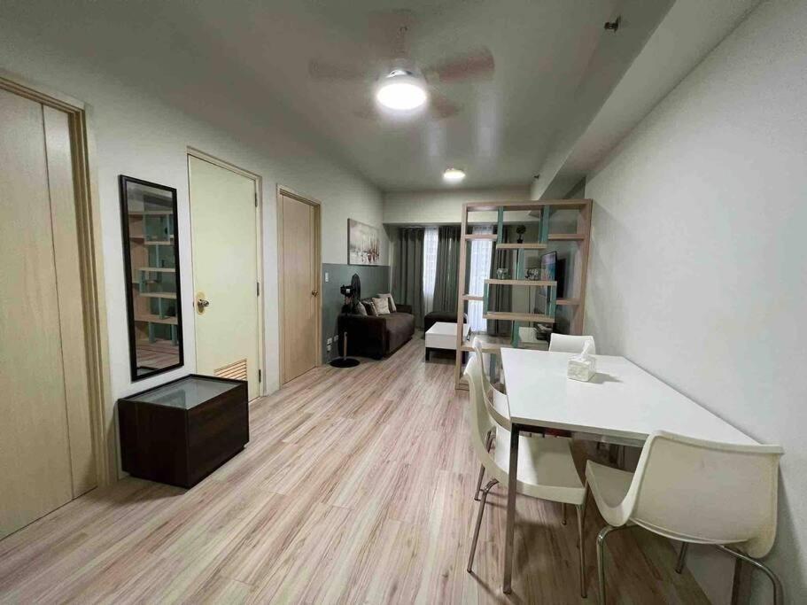 2 Bedroom Jazz Cozy At Deal!