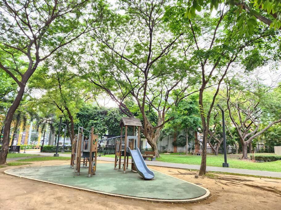 And Cozy Near Greenbelt Makati With Balcony Apartment