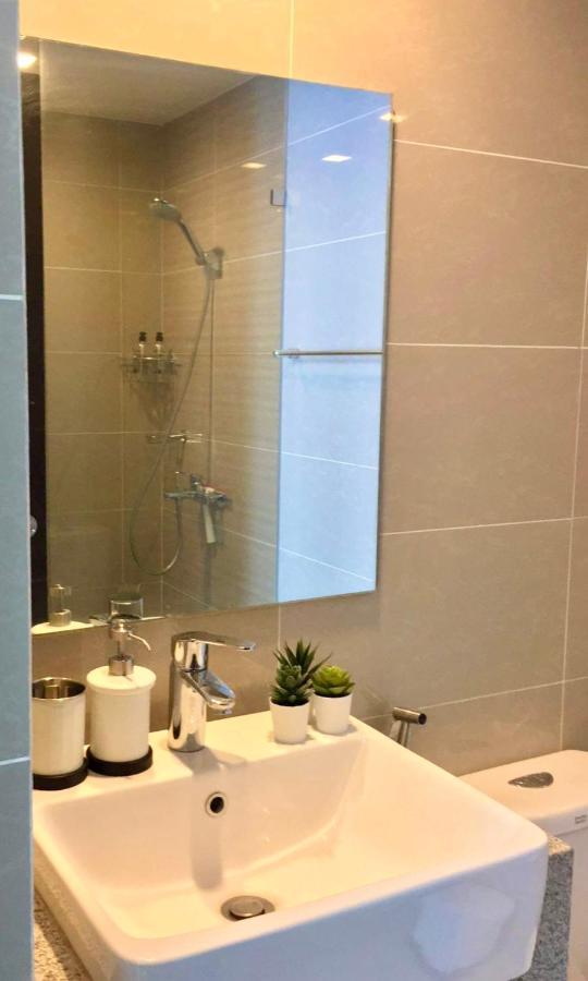 Apartment New & Modern Cozy 1br W/ Balcony@bgc, Wifi 300mbps