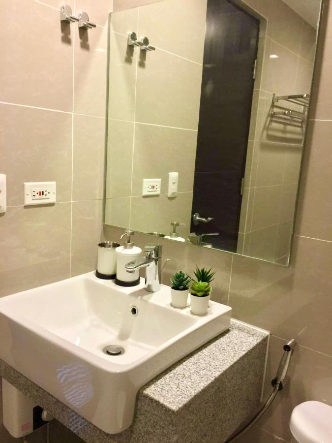 New & Modern Cozy 1br W/ Balcony@bgc, Wifi 300mbps Manila