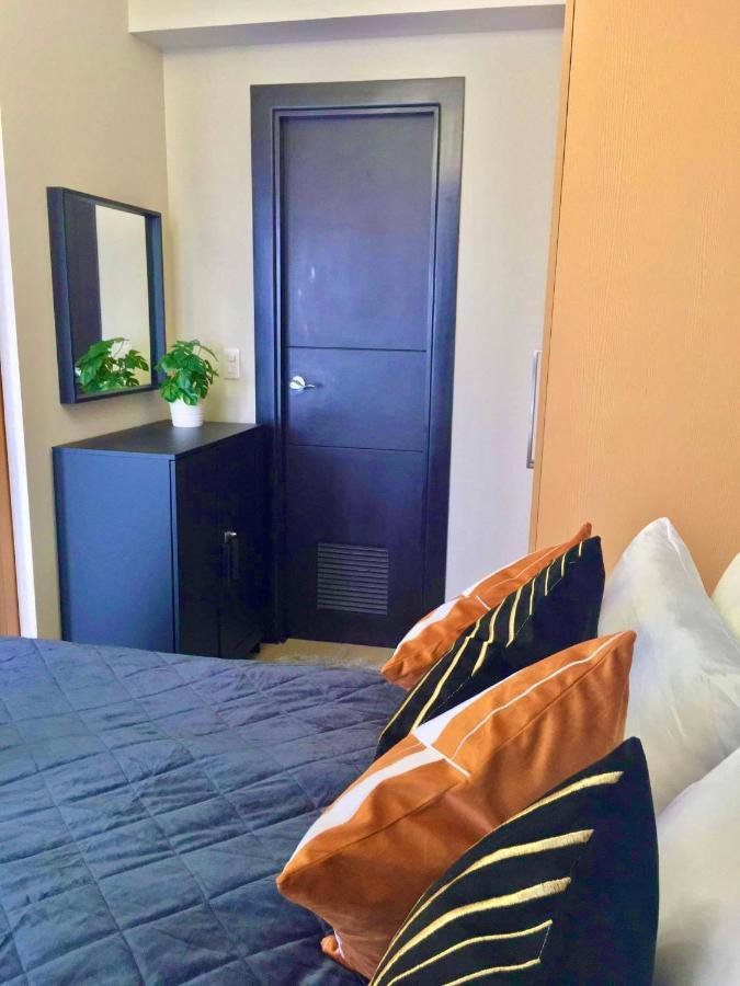 New & Modern Cozy 1br W/ Balcony@bgc, Wifi 300mbps Apartment Manila