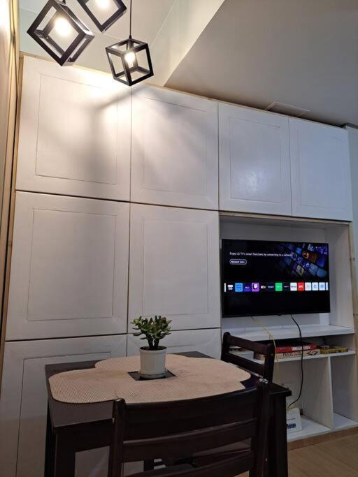 Unit Up To 10 Pax - With Netflix And Boardgames * Manila