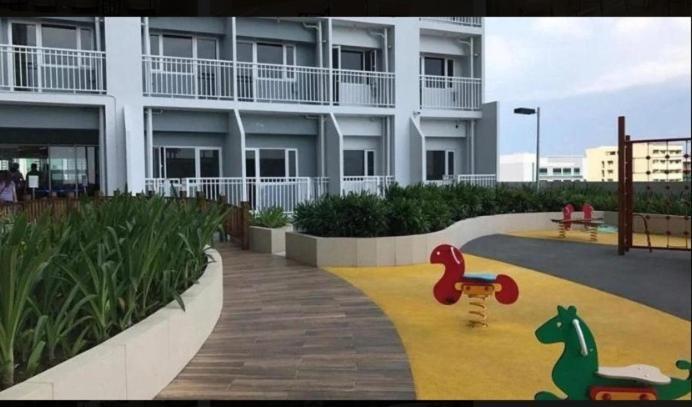 Breeze Residences - 1br Unit With Balcony -top Floor Apartment *